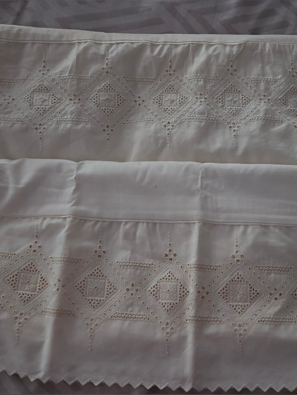 Vtg Cannon Comfortcale 250 Std/Queen Lace Beige Pillow Case X 2
